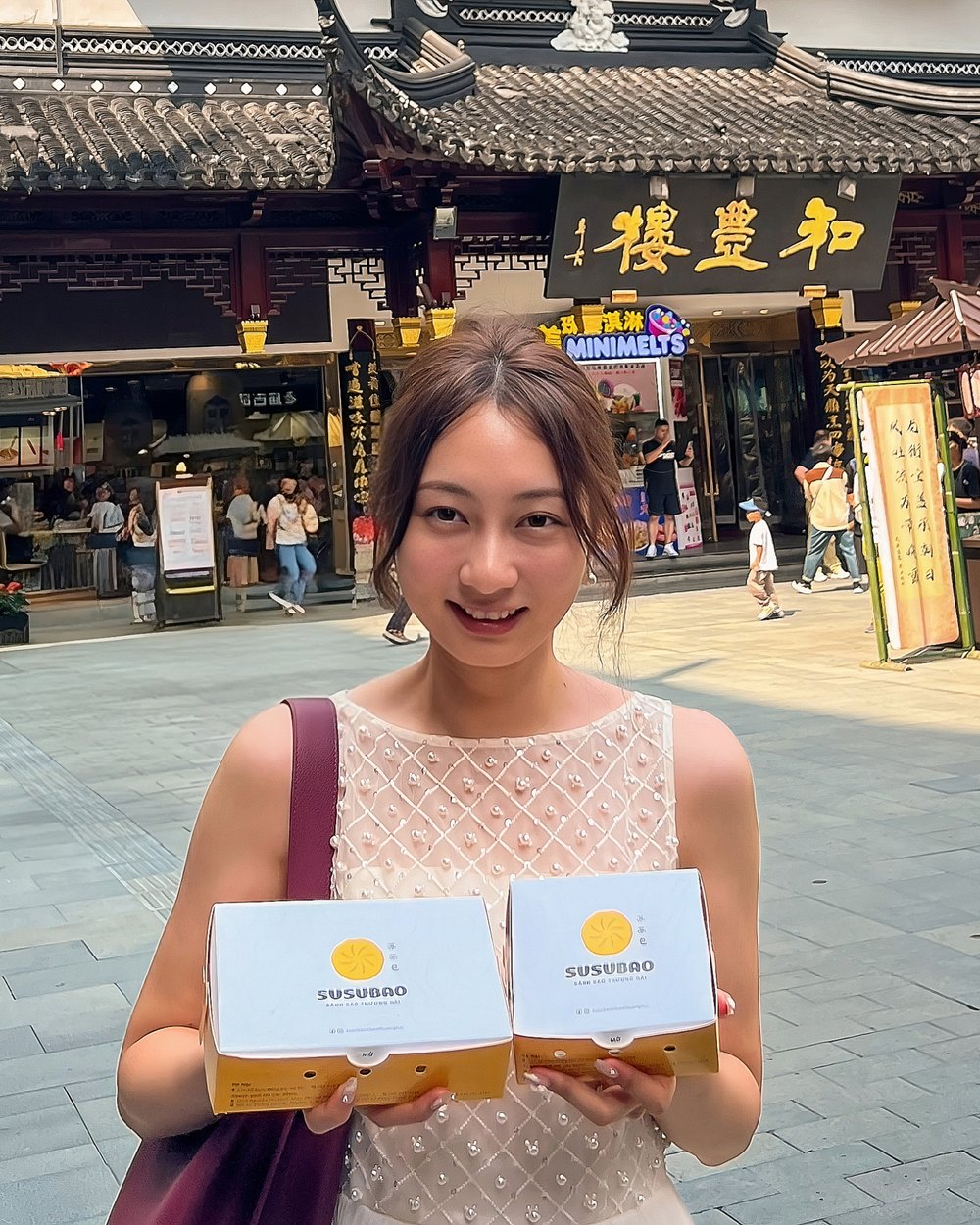 Chị Su cầm hộp bánh SuSuBao tại Thượng Hải
