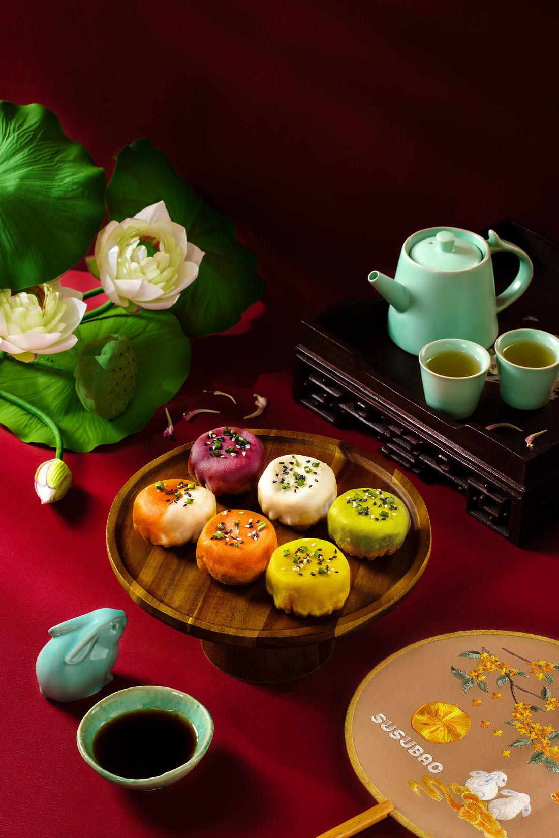 Bánh bao Thượng Hải nhiều màu bên ấm trà sen