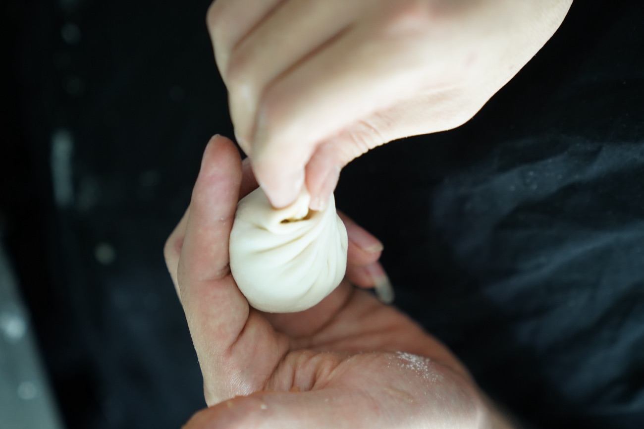 Đôi bàn tay nặn, gấp mép bánh bao Thượng Hải