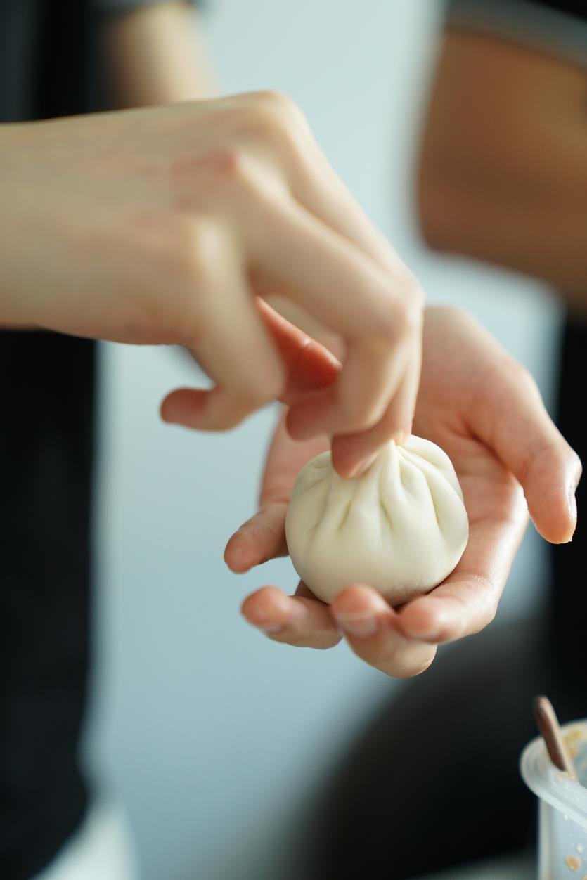 Mỗi chiếc bánh vẫn được nặn hoàn toàn bằng tay, tươi mới mỗi ngày.